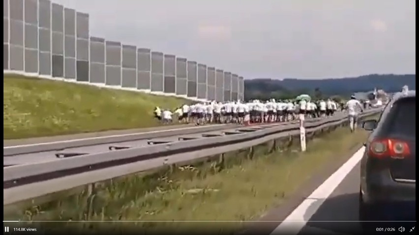 Brzesko. Ustawka kiboli na autostradzie koło Brzeska, droga została zablokowana 