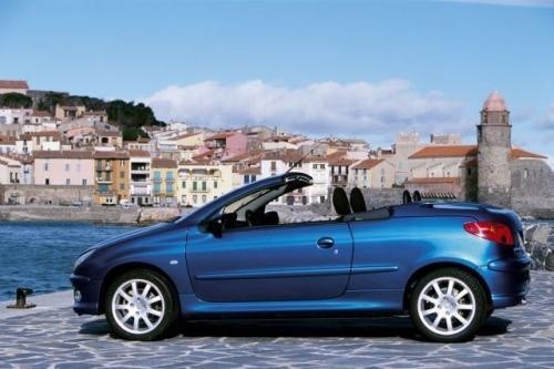 Fot. Peugeot: W 2000 r. weszła na rynek wersja cabrio-coupe...