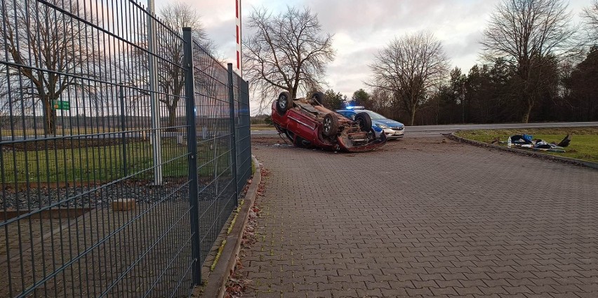 Dachowanie na krajowej szóstce. 67-latek stracił panowanie nad autem