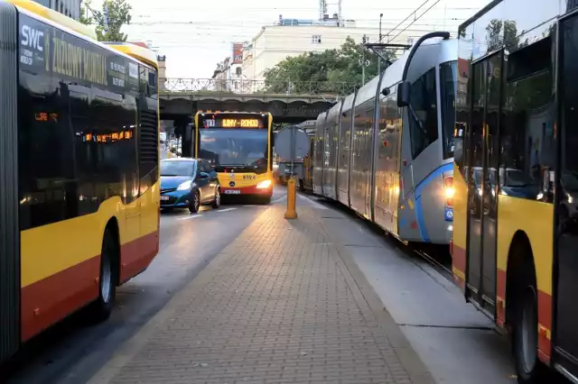 MPK Wrocław to największa firma przewozowa w mieście. Zatrudnia ok. 3 tys. osób. Brakuje jednak kierowców i motorniczych do pracy. Dziennie nie wyjeżdża na trasy nawet kilkadziesiąt brygad.