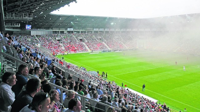 Ministrowi sportu Witoldowi Bańce nie podoba się tyski stadion na 15 tysięcy widzów. Widzom z Tychów i miejscowości ościennych bardzo się za to podoba, nie tylko zresztą podczas imprez sportowych. Prezydent Andrzej Dziuba podważa zarzuty ministra