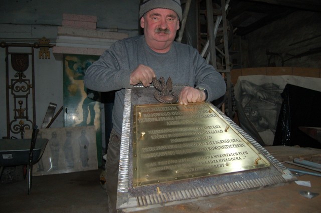 Wiesław Adamski wykonał także tablicę na obelisku Żołnierzy Wyklętych