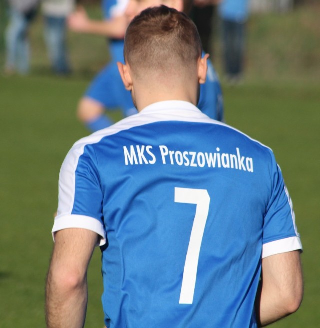 Bramki: 0:1 Wasilewski 47 karny, 0:2 Prochownik 74, 1:2 Raczyński 82.Przebój: Jończyk - Karpierz, Mendak, Wolny, Raczyński - Świda (80 Sarecki), Porębski (80 Pabiańczyk), Pałka, Rodrigo, Skalski - Osuch (70 Mionsek).Nowa Proszowianka: Zawartka - Wrona, Wasilewski, Skalski, Woźniak - Polański, Bździuła, A. Przeniosło - M. Przeniosło (88 Goryczca), Mach (74 Wąsowicz), Prochownik.Widzów: 300. Żółte kartki: Mendak, Skalski - Wasilewski, Prochownik.Wygrana dała Proszowiance pozycję lidera (którą jednak musi się na razie dzielić z Zieleńczanką). Wasilewski wykorzystał karnego (za zagranie ręką rywala po akcji A. Przeniosły), a Prochownik trafił głową po centrze Macha. Przebój odpowiedział tylko golem Raczyńskiego w zamieszaniu.