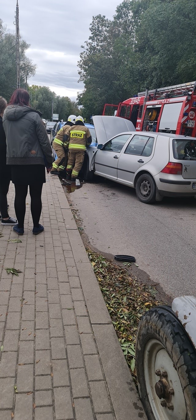 Suraż. Wypadek przy moście nad Narwią. Zderzenie dwóch osobówek. Droga była zablokowana [ZDJĘCIA]