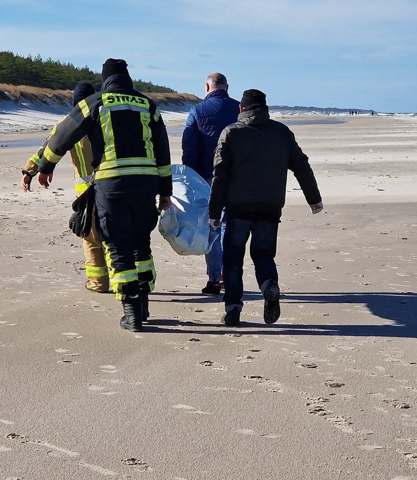 Zwłoki starszej kobiety wyrzuciło morze na plażę w Łebie