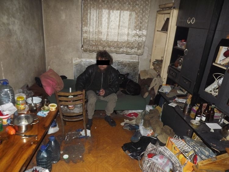 Na mrozie, w nieludzkich warunkach - tak żyją bezdomni w Starachowicach
