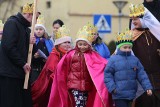 Orszak Trzech Króli w Czeladzi. Setki osób w papierowych koronach na głowach WIDEO+ZDJĘCIA