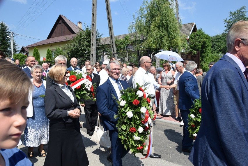 Hołd dla 30 ofiar pacyfikacji Radwanowic w miejscu kaźni hitlerowskiej. Wspomnienia bestialskiego mordu [ZDJĘCIA] 