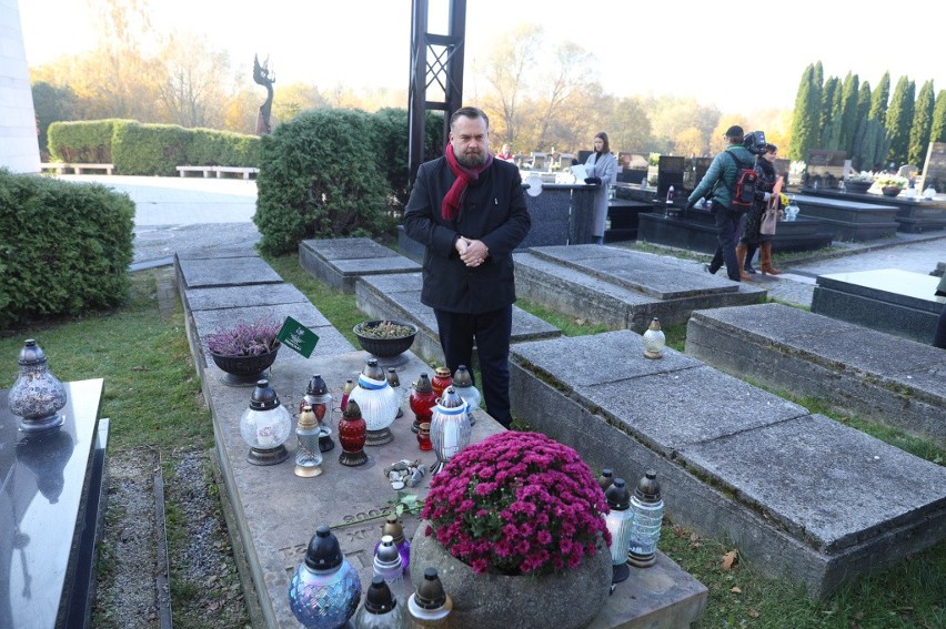 Miasto zapaliło znicz na grobie Stanisława Lema. Pisarz jest pochowany na cmentarzu Salwatorskim