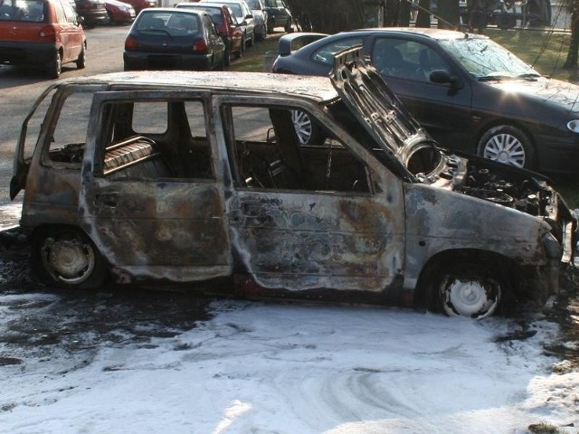Samochód spłonął doszczętnie.