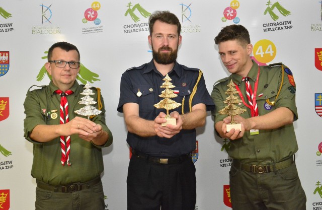 Kto zdobędzie Jodły? Na dzisiejszy koncert zapraszają ,od lewej: dyrektor artystyczny festiwalu  Arkadiusz Szostak, komendant Tomasz Rejmer i rzecznik prasowy Maciej Pietrzczyk.