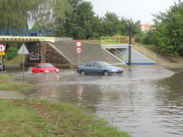 Niektórzy kierowcy ryzykowali przejazd pod zalanym wiaduktem kolejowym, nie czekali na zakończenie  działań strażaków OSP
