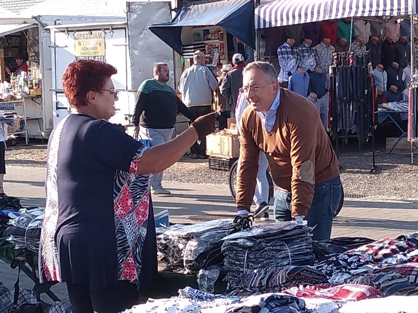 Bartłomiej Sienkiewicz, lider listy Koalicji Obywatelskiej na targowisku w Starachowicach. Gorąca dyskusja o wysokich cenach (ZDJĘCIA)