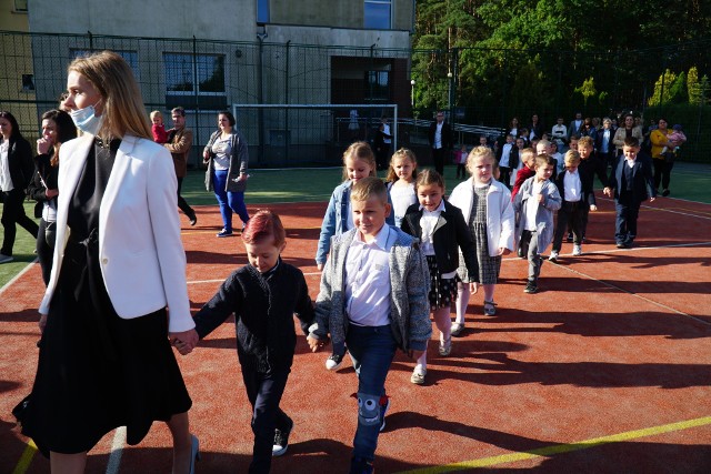 Uczniowie pierwszej klasy Szkoły Podstawowej im. Adama Mickiewicza w Skokach rozpoczęli nowy rok szkolny 2021/2022 r.Sprawdź na kolejnych slajdach, jak pierwszaki powitały szkołę --->>>