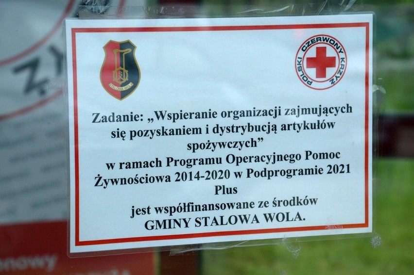 Polski Czerwony Krzyż wygrał konkurs na rozdzielanie żywności dla ubogich rodzin w Stalowej Woli. Zobacz zdjęcia