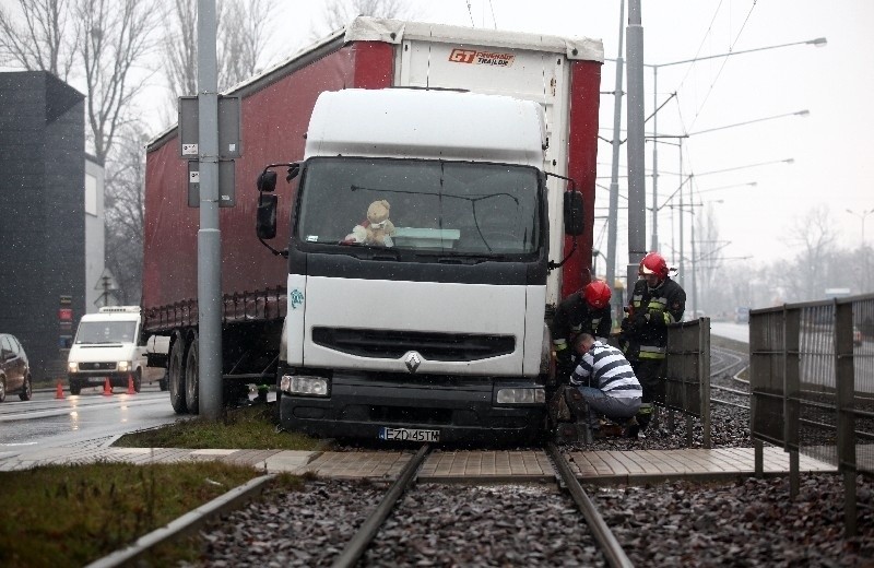 Wypadek na ul. Kopcińskiego. Tir wpadł na tory tramwajowe [ZDJĘCIA, FILM]