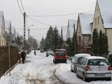 Auta blokują przejazd dla pługu śnieżnego na ul. Wieniawskiego w Słupsku 