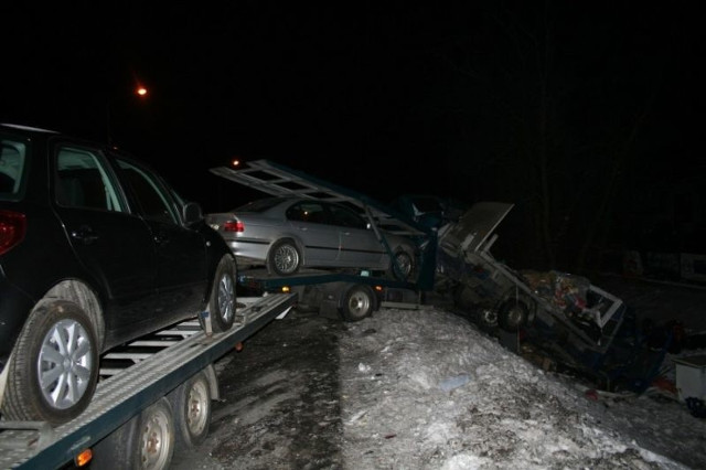 Ostrołęka. Ciężarówka uderzyła w stojące busy. Było o włos od tragedii (zdjęcia)