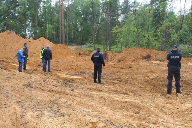 Policjanci ujawnili w lesie kilka ton zakopanych odpadów