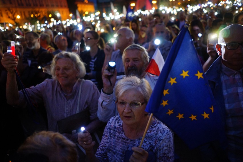 Łańcuch Światła: Tłumy manifestują na placu Wolności