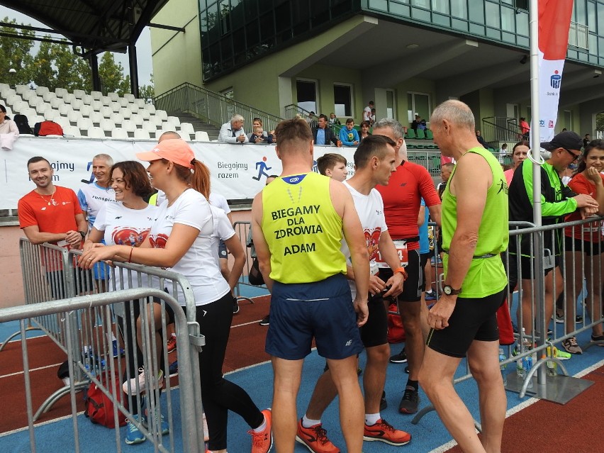 Łomża. 4. edycja PKO Bieg Charytatywny na stadionie. Pomagali z każdym krokiem i pokonywali rekordy [ZDJĘCIA, WIDEO]