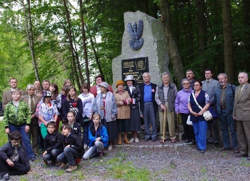 Kombatanci, młodzież i leśnicy pod pomnikiem "Czwartaków”.