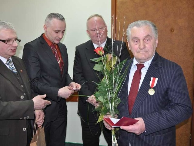 Marian Kusztal (z prawej) otrzymał zloty medal &#8222;Za Zasługi dla Obronności Kraju&#8221;. W wojsku służyło pięciu jego synów.