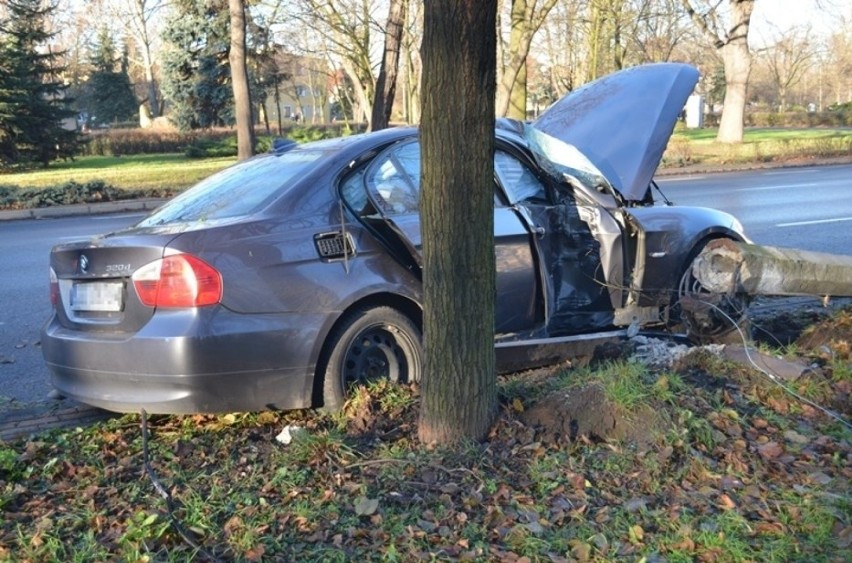 Wypadek BMW: Auto na rondzie wpadło w poślizg i ścięło latarnię (ZDJĘCIA)