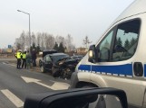 Wypadek w Żychlinie: Skasowane samochody, policja na miejscu