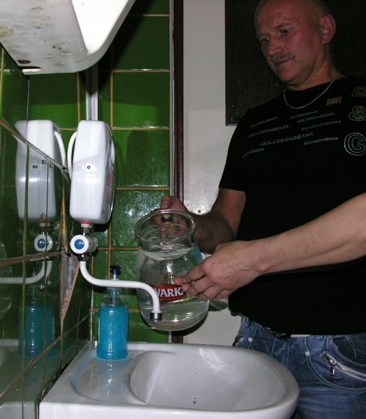 - Może szefowie wodociągów przyszliby pomóc nam w łazienkach myć klientom ręce? - pyta właściciel dyskoteki Tadeusz Nowosielski.