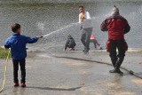 Chłopaki na dziewczyny. Wodna bitwa przy remizie strażackiej w Opolu