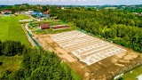 Gmina Wieliczka. Przebudowa boiska w Koźmicach Wielkich nabrała rozpędu. Inwestycja pochłonie 500 tys. zł [ZDJĘCIA]