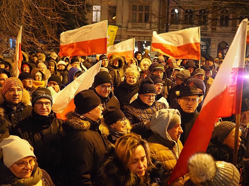 Tłum zwolenników PiS protestował w sobotę przez łódzkim...