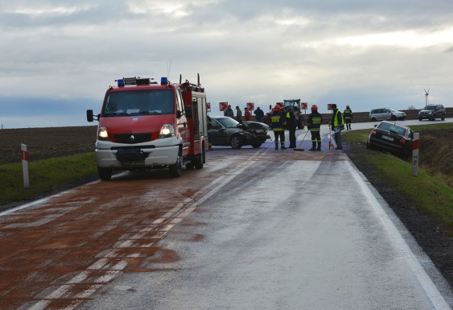 Kilkanaście minut przed godziną 9 w Klęczkowie na trasie Chełmno - Grudziądz czołowo zderzyły się 2 samochody.