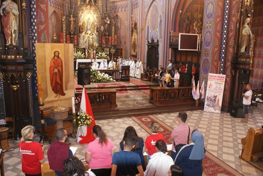 Goście z Włoch i Czech po mszy św. przeszli ulicami miasta...