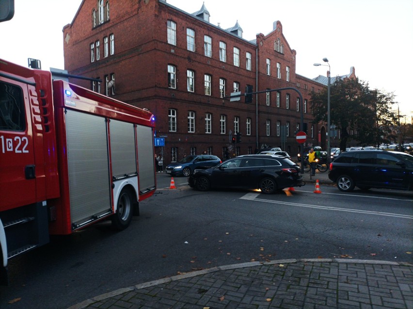 Dwoje policjantów zostało w tym wypadku rannych....