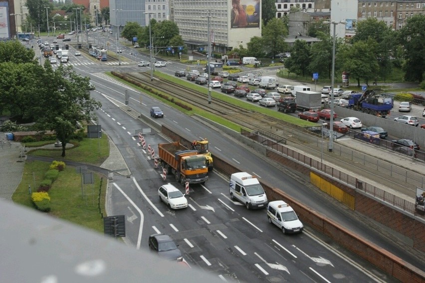 Zapadła się jezdnia na pl. Dominikańskim. Zamknięte dwa pasy. Będą korki (ZDJĘCIA)