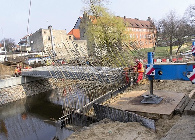 Budowa mostu przy ul. Waryńskiego w Lęborku.  