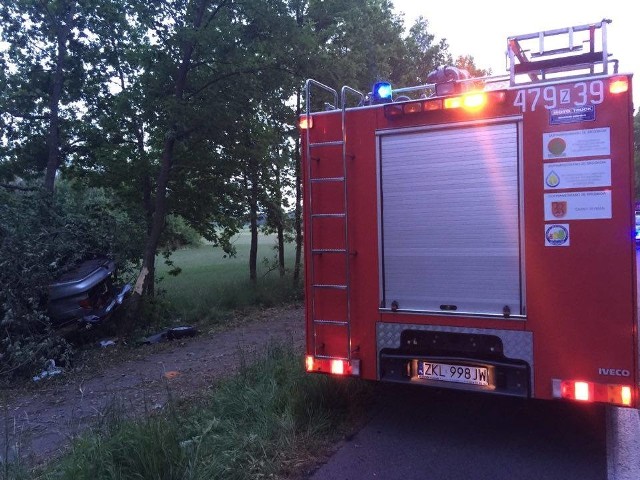 W niedzielny wieczór   na  drodze krajowej nr 6  w pobliżu  miejscowości Rymań  (pow.kołobrzeski) doszło do wypadku drogowego. Kierujący   BMW    jadący w  kierunku Szczecina  wykonywał  manewr  wyprzedzania,   gdy kierujący  Renault       jadący w  tym  samym kierunku  chcąc  również     wykonać manewr  wyprowadzania   nie spojrzał  się  w  lusterko w  wyniku czego  kierujący BMW zahaczył pobocze, a następnie dachował, po czym  uderzył w  drzewa. Kierujący wraz  z  pasażerką  zostali zabrani do szpitala w  Kołobrzegu. Kierujący Renault  został zatrzymany    kilkanaście   kilometrów  dalej  przez policjantów   z   Gryfic.