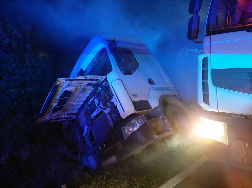 Wypadek w gminie Iwanowice. Pojazd silos przewożący materiały budowlane wpadł do rowu