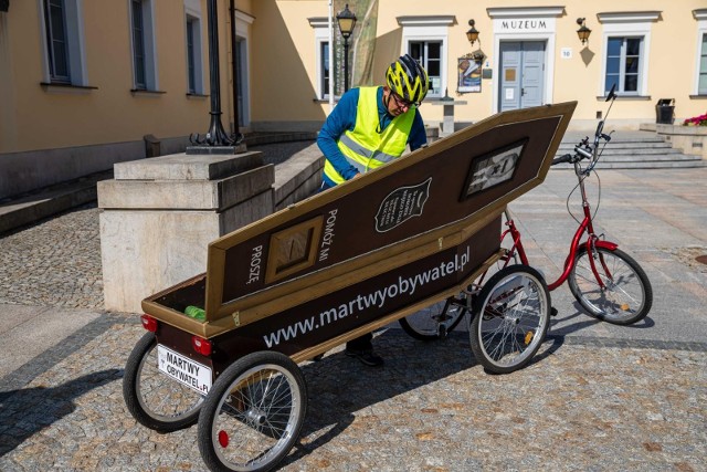 "Martwy Obywatel" w Białymstoku. W trumnie wozi dorobek swojego życia