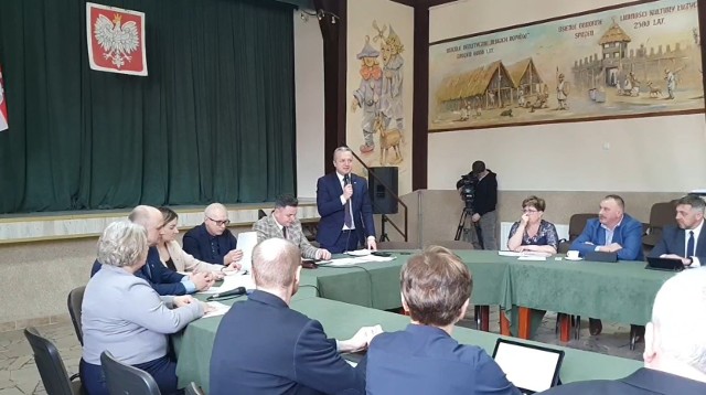 Na sesji, podczas której podjęto decyzję o złożeniu wniosku o nadanie praw miejskich Gąsawie, przemawiał m.in. wojewoda Mikołaj Bogdanowicz.