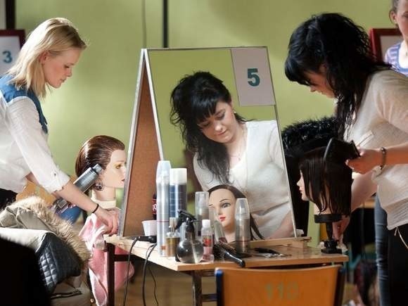 Adepci fryzjerstwa konkurowali w SłupskuKonkurs fryzjerski odbył się w auli ZSP nr 1 w Słupsku.