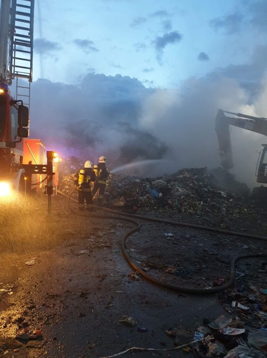 Całą noc strażacy walczyli z ogniem na wysypisku śmieci w Fałkowie!