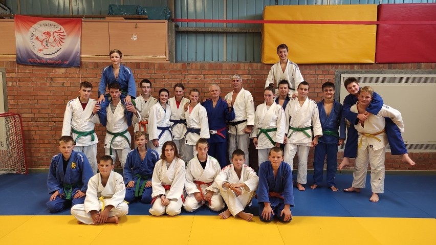 Wspólne zdjęcie młodych judoków i judoczek ze Słupska i...