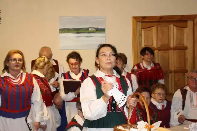 W Mostkach odbyło się spotkanie wigilijne dla seniorów i osób samotnych. Dawne zwyczaje związane z ubieranierm choinki przypomniał zespół "Skokotliwi".
