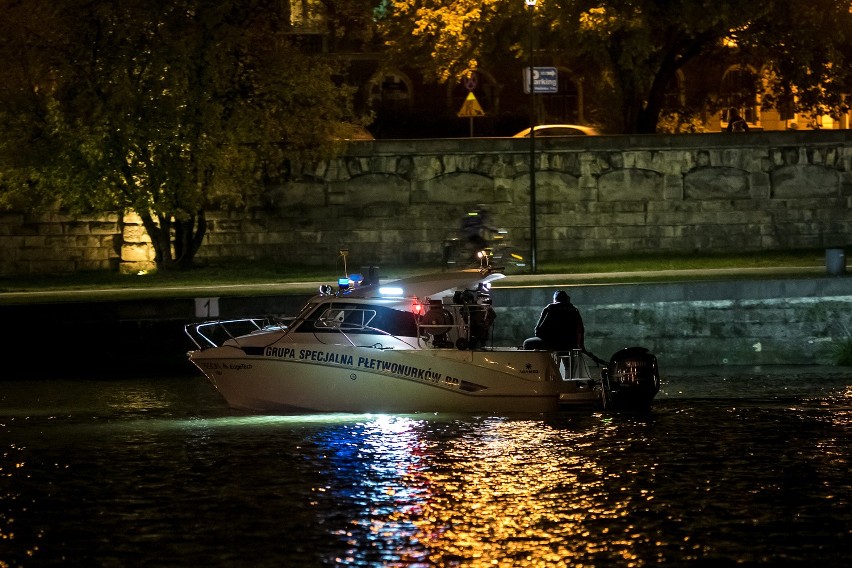 Nocne poszukiwania na Wiśle. Policja szuka śladów zabójstwa Katarzyny Z. [ZDJĘCIA, WIDEO]