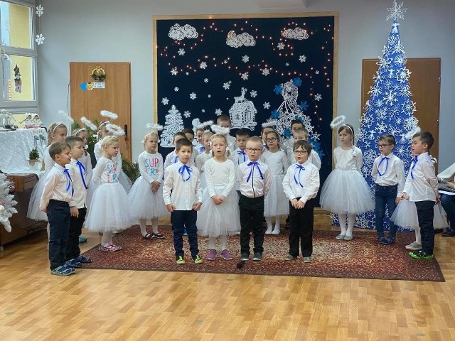 Świąteczne kolędowanie w Przedszkolu Samorządowym w Sędziszowie. Przedszkolaki wprowadziły wszystkich w świąteczny nastrój.