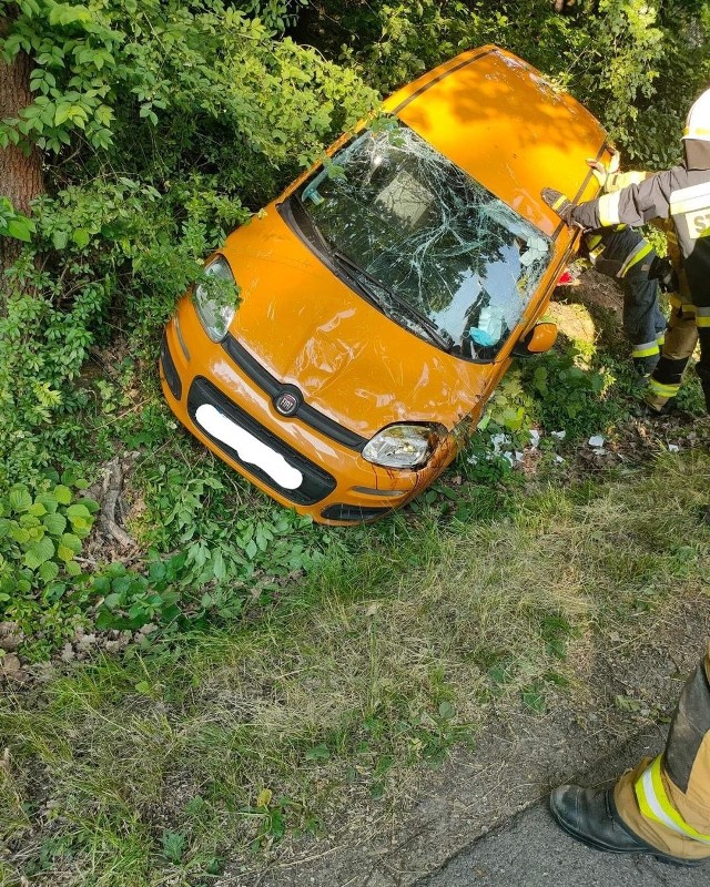 Wypadek w Kobylanach, samochód wpadł do rowu