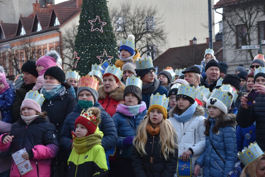 Krzeszowice. Wędrowali z Orszakami Trzech Króli. Na Rynku oddali pokłon Świętej Rodzinie 